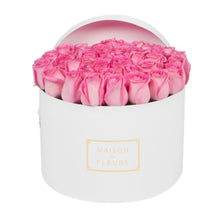 Load image into Gallery viewer, Fresh Roses in 20cm Round Box